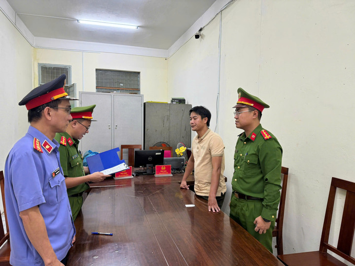 Bắt Giám đốc vì khai thác cát trái phép tại sông Vàng gây hậu quả nghiêm trọng - Ảnh 1. Bắt Giám đốc vì khai thác cát trái phép tại sông Vàng gây hậu quả nghiêm trọng - Ảnh 1.