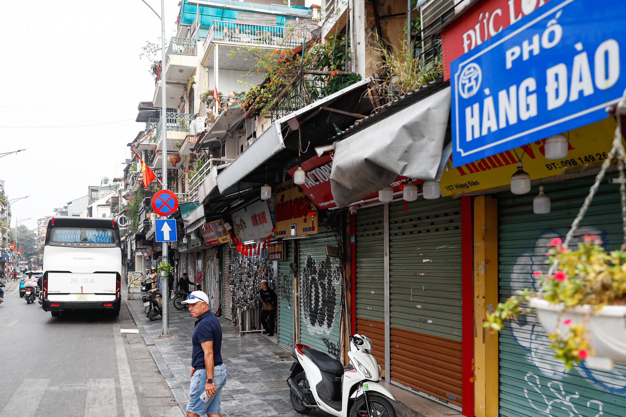 CSGT xử lý xe khách du lịch dừng đỗ tùy tiện tại phố cổ Hà Nội - Ảnh 6. CSGT xử lý xe khách du lịch dừng đỗ tùy tiện tại phố cổ Hà Nội - Ảnh 6.