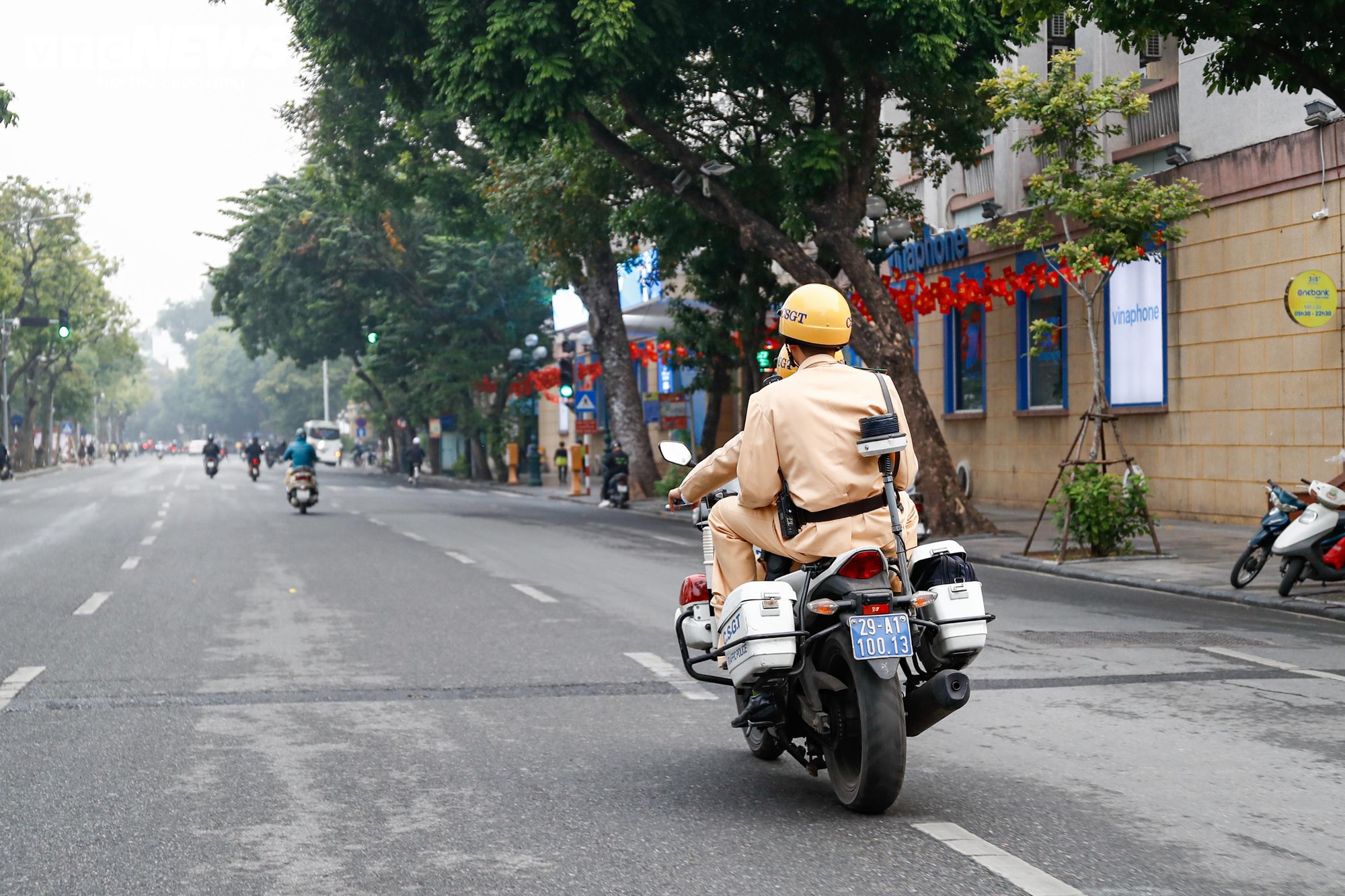 CSGT xử lý xe khách du lịch dừng đỗ tùy tiện tại phố cổ Hà Nội - Ảnh 1. CSGT xử lý xe khách du lịch dừng đỗ tùy tiện tại phố cổ Hà Nội - Ảnh 1.