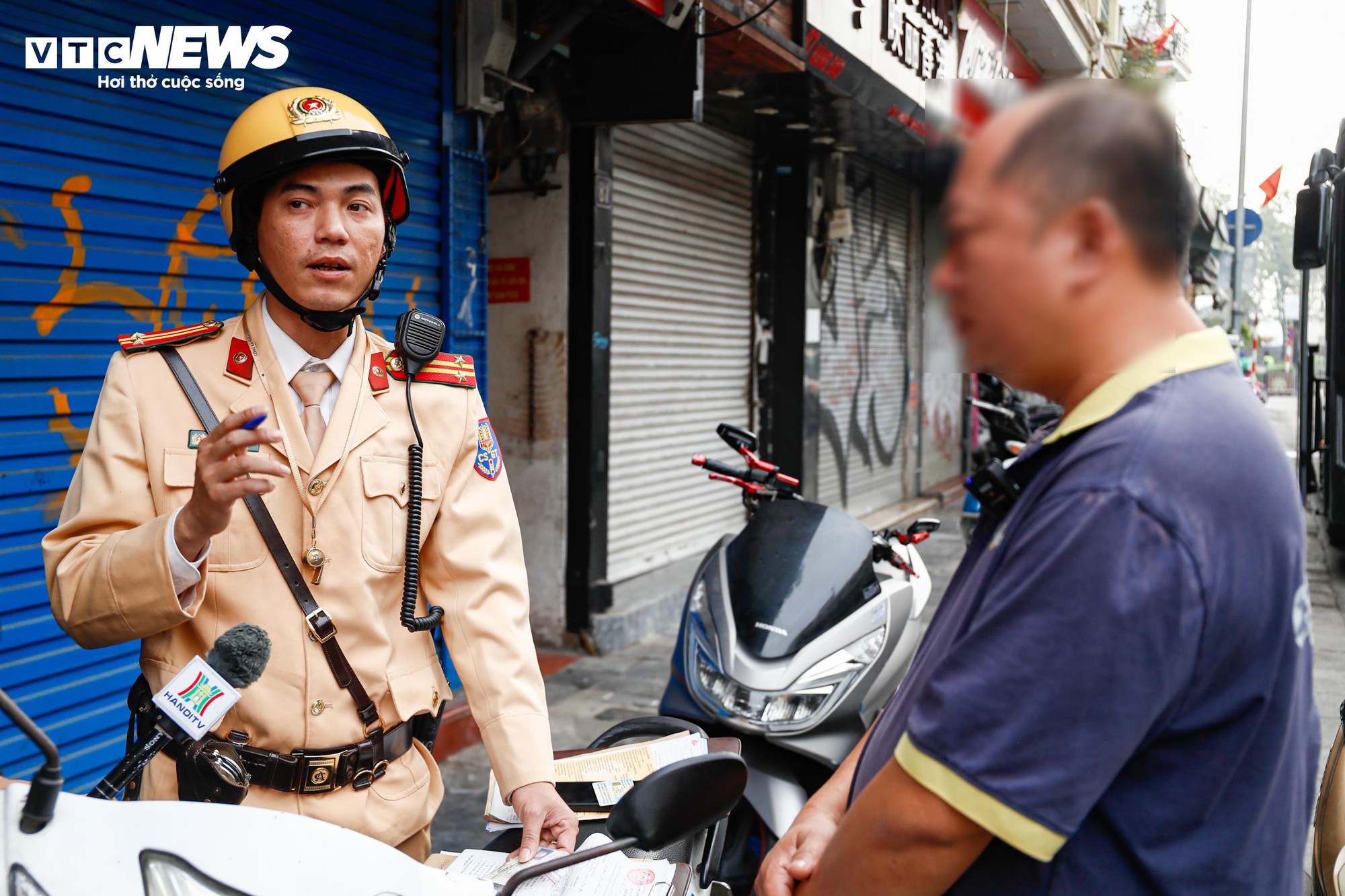 CSGT xử lý xe khách du lịch dừng đỗ tùy tiện tại phố cổ Hà Nội - Ảnh 8. CSGT xử lý xe khách du lịch dừng đỗ tùy tiện tại phố cổ Hà Nội - Ảnh 8.