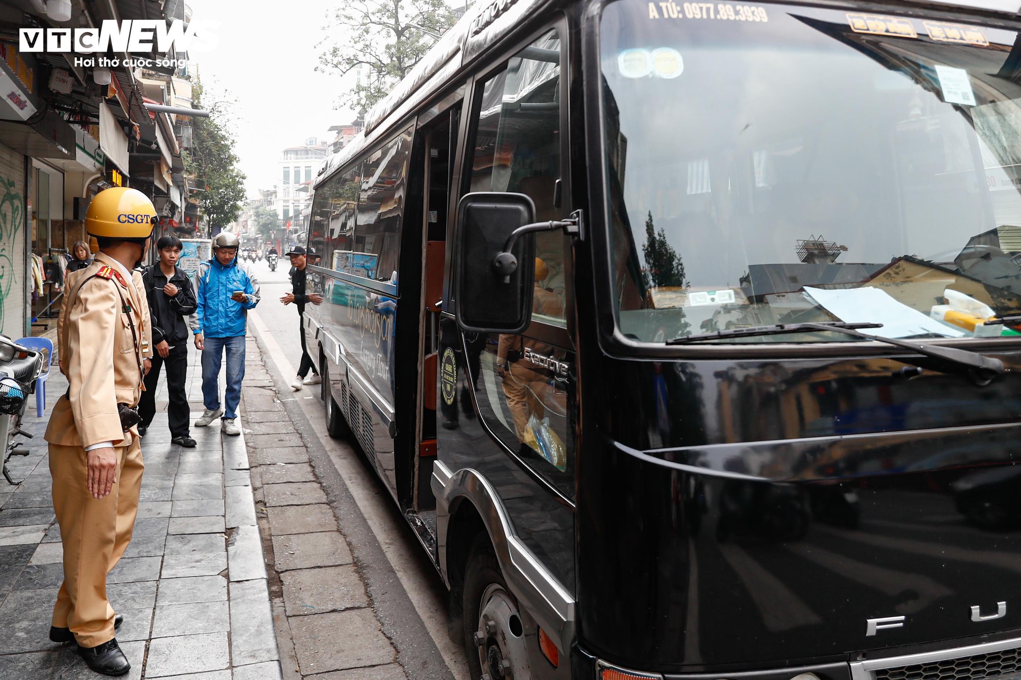 CSGT xử lý xe khách du lịch dừng đỗ tùy tiện tại phố cổ Hà Nội - Ảnh 10. CSGT xử lý xe khách du lịch dừng đỗ tùy tiện tại phố cổ Hà Nội - Ảnh 10.