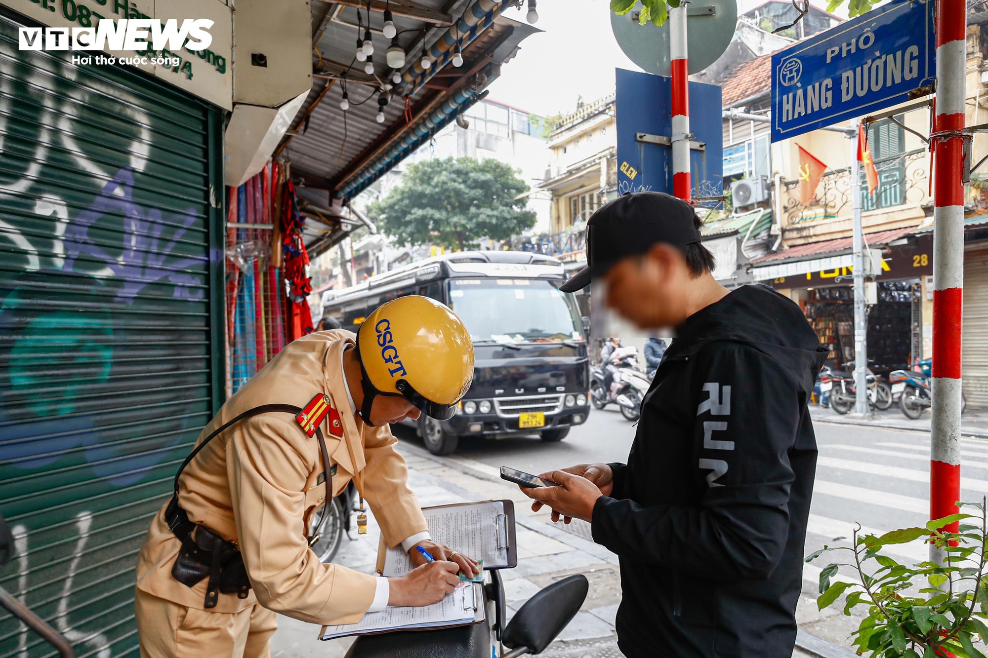 CSGT xử lý xe khách du lịch dừng đỗ tùy tiện tại phố cổ Hà Nội - Ảnh 11. CSGT xử lý xe khách du lịch dừng đỗ tùy tiện tại phố cổ Hà Nội - Ảnh 11.