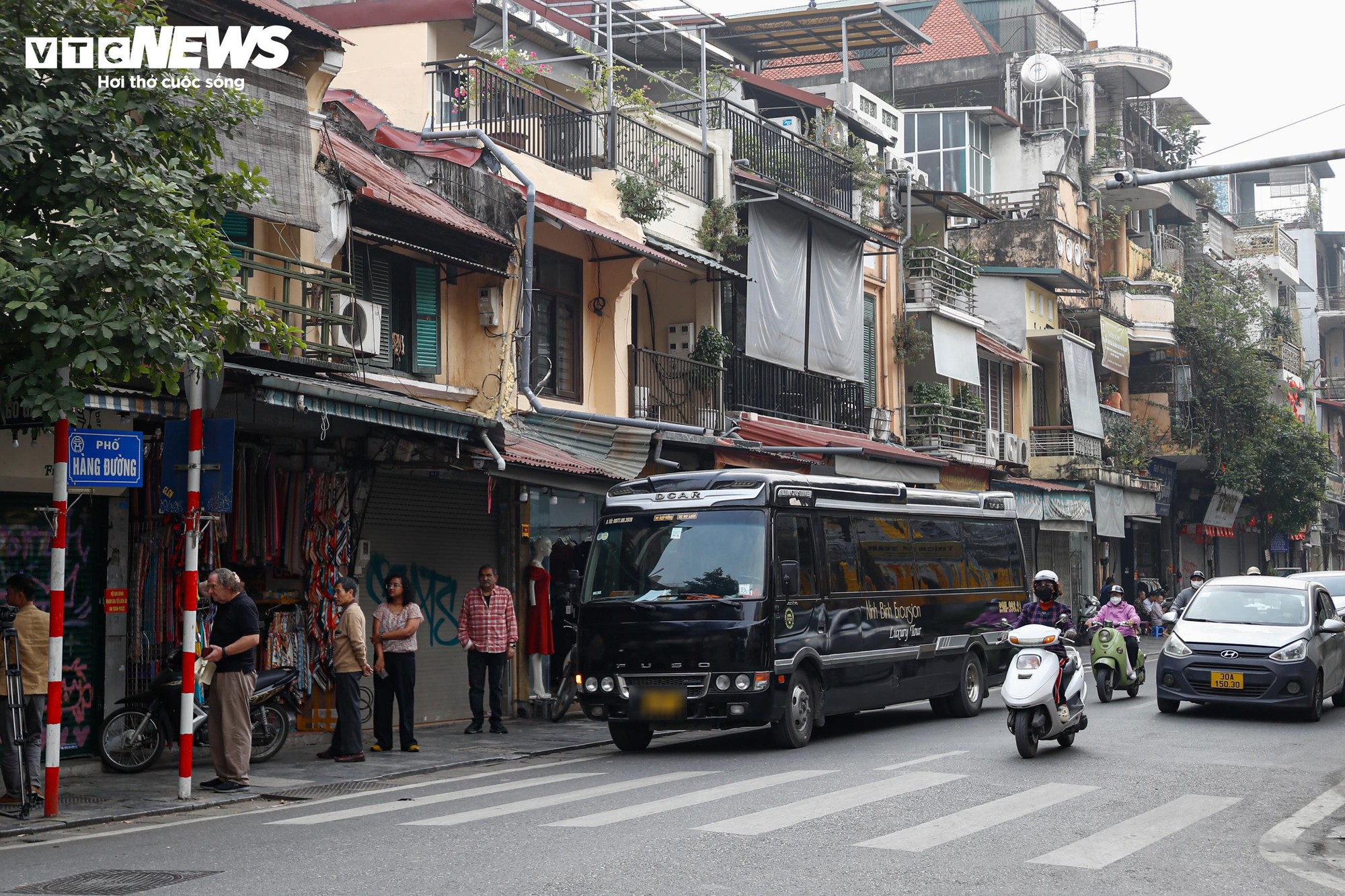 CSGT xử lý xe khách du lịch dừng đỗ tùy tiện tại phố cổ Hà Nội - Ảnh 9. CSGT xử lý xe khách du lịch dừng đỗ tùy tiện tại phố cổ Hà Nội - Ảnh 9.