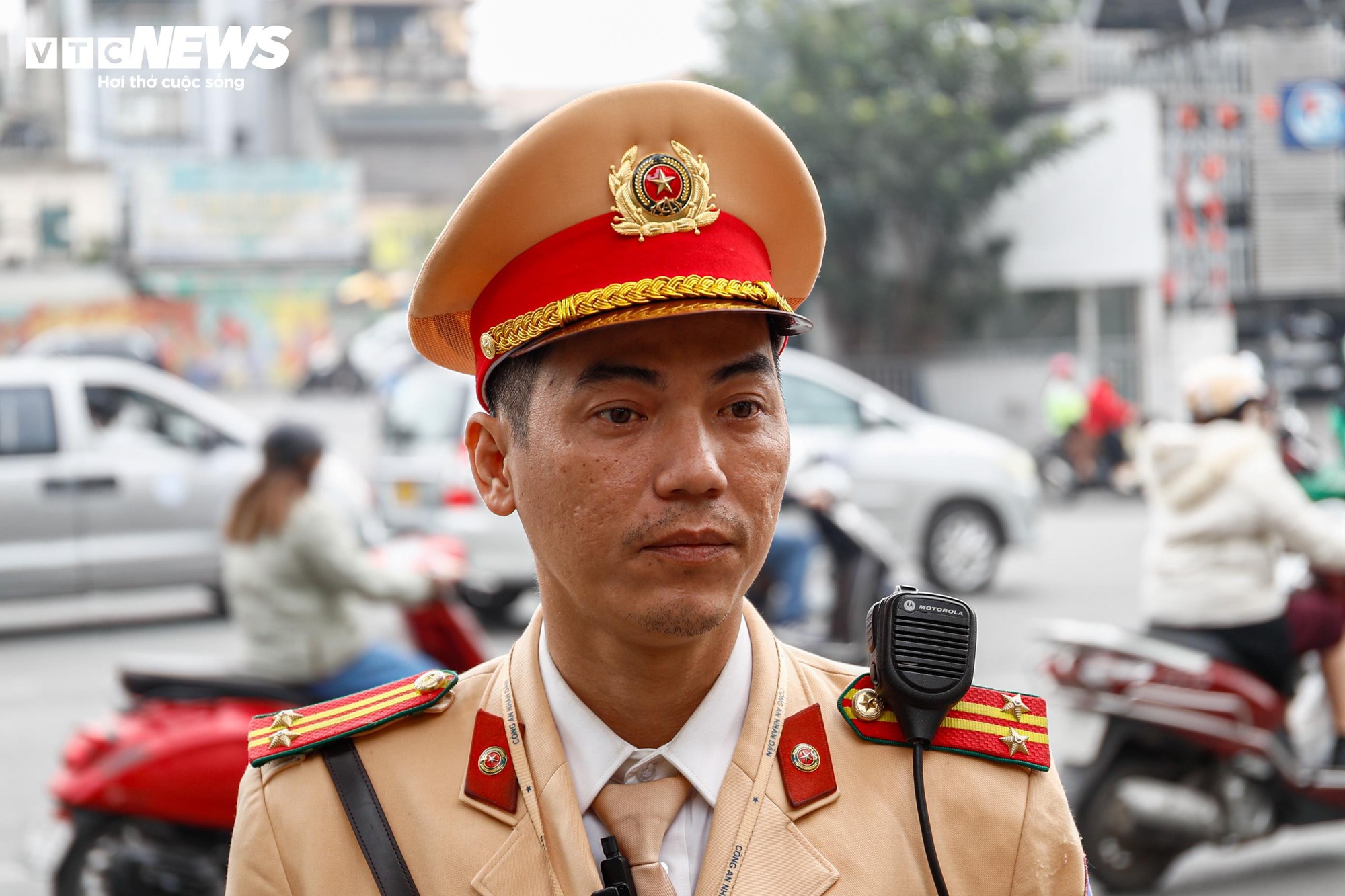 CSGT xử lý xe khách du lịch dừng đỗ tùy tiện tại phố cổ Hà Nội - Ảnh 13. CSGT xử lý xe khách du lịch dừng đỗ tùy tiện tại phố cổ Hà Nội - Ảnh 13.