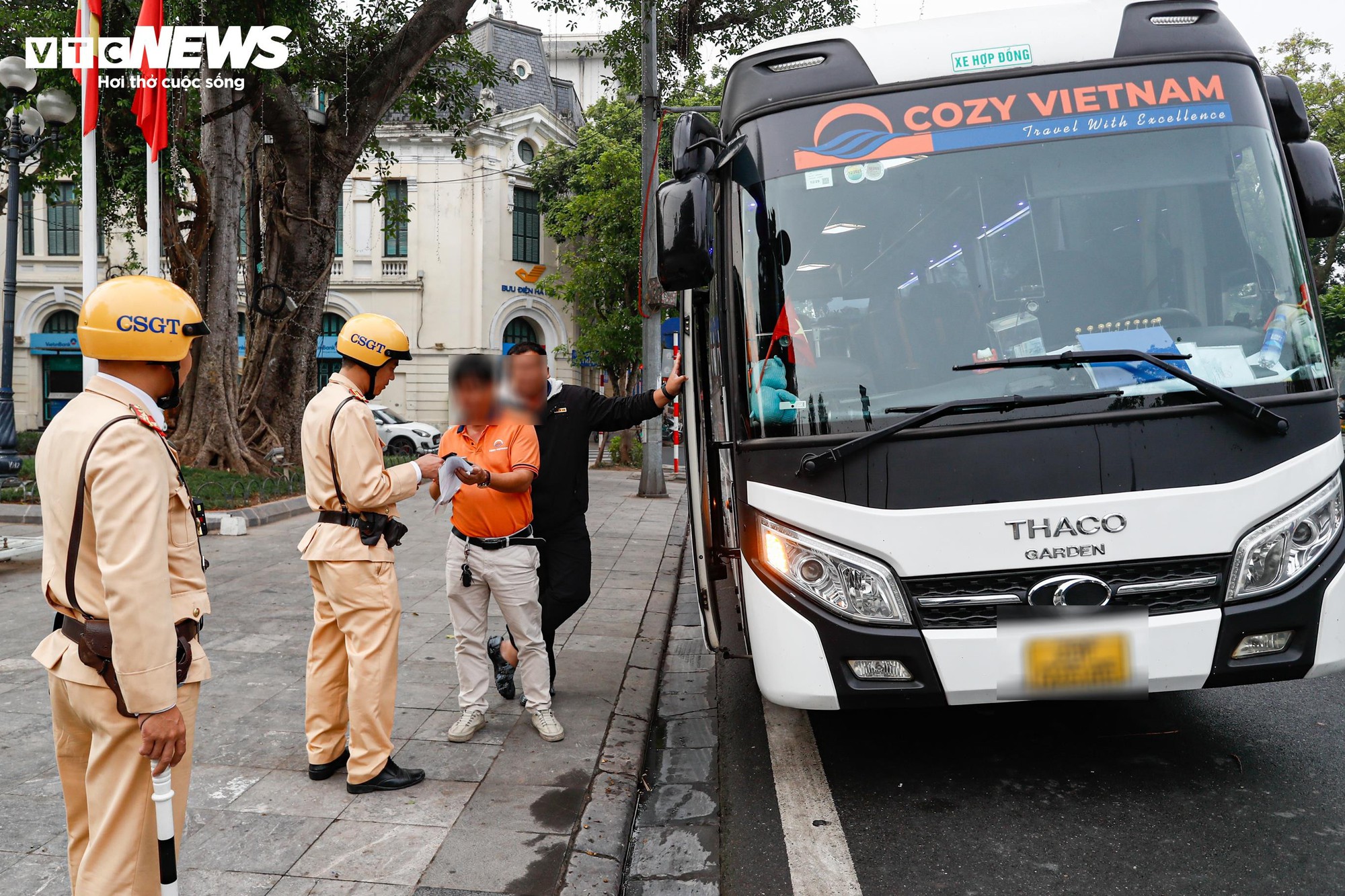 CSGT xử lý xe khách du lịch dừng đỗ tùy tiện tại phố cổ Hà Nội - Ảnh 4. CSGT xử lý xe khách du lịch dừng đỗ tùy tiện tại phố cổ Hà Nội - Ảnh 4.