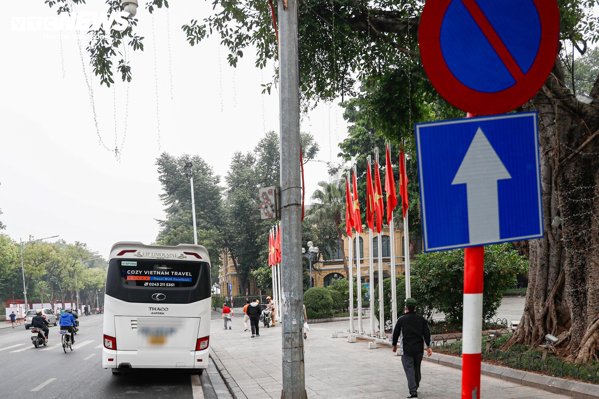 CSGT xử lý xe khách du lịch dừng đỗ tùy tiện tại phố cổ Hà Nội - Ảnh 3. CSGT xử lý xe khách du lịch dừng đỗ tùy tiện tại phố cổ Hà Nội - Ảnh 3.