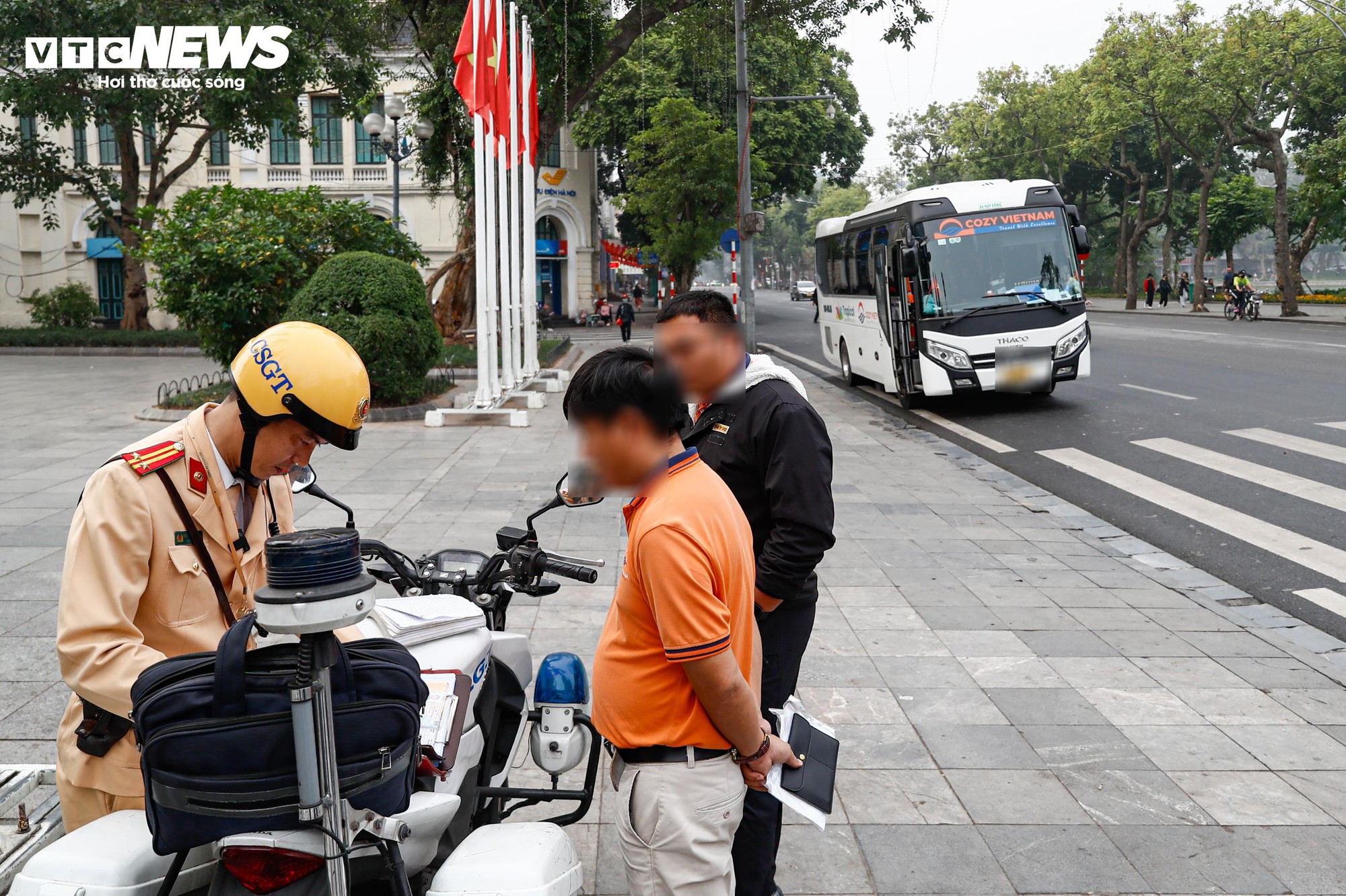 CSGT xử lý xe khách du lịch dừng đỗ tùy tiện tại phố cổ Hà Nội - Ảnh 5. CSGT xử lý xe khách du lịch dừng đỗ tùy tiện tại phố cổ Hà Nội - Ảnh 5.