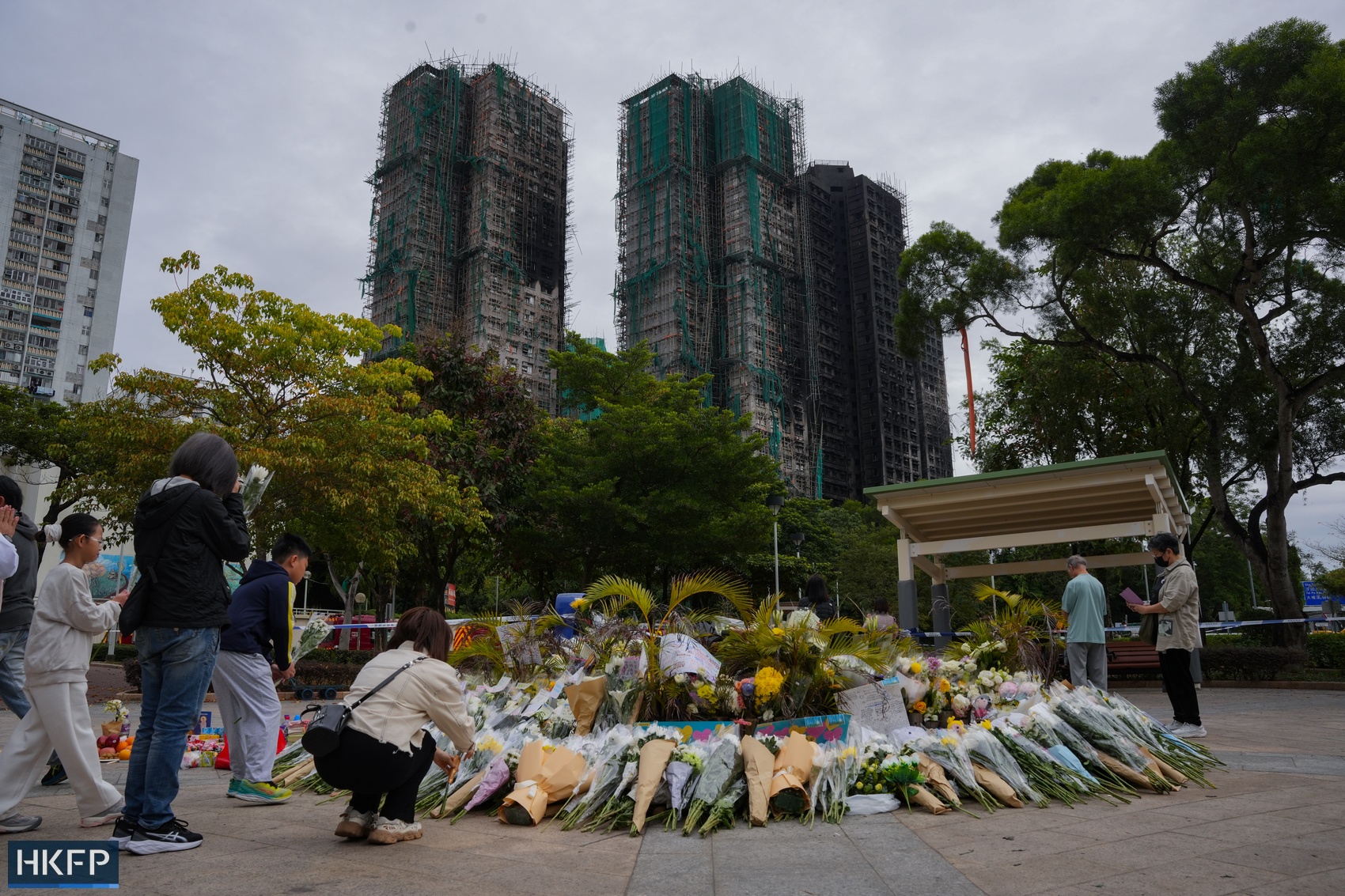 Tròn 1 tuần sau thảm hoạ cháy chung cư Hong Kong: Nạn nhân sống sót nhận thông tin mới từ chính quyền - Ảnh 3.