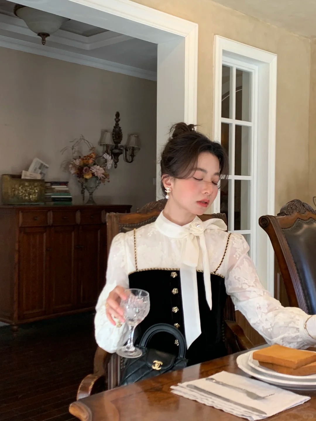 Tại sao có người luôn cầm sổ đỏ, còn người khác chỉ cầm điện thoại? 3 bài học tiền bạc phụ nữ nên nhớ- Ảnh 2. Tại sao có người luôn cầm sổ đỏ, còn người khác chỉ cầm điện thoại? 3 bài học tiền bạc phụ nữ nên nhớ- Ảnh 2.