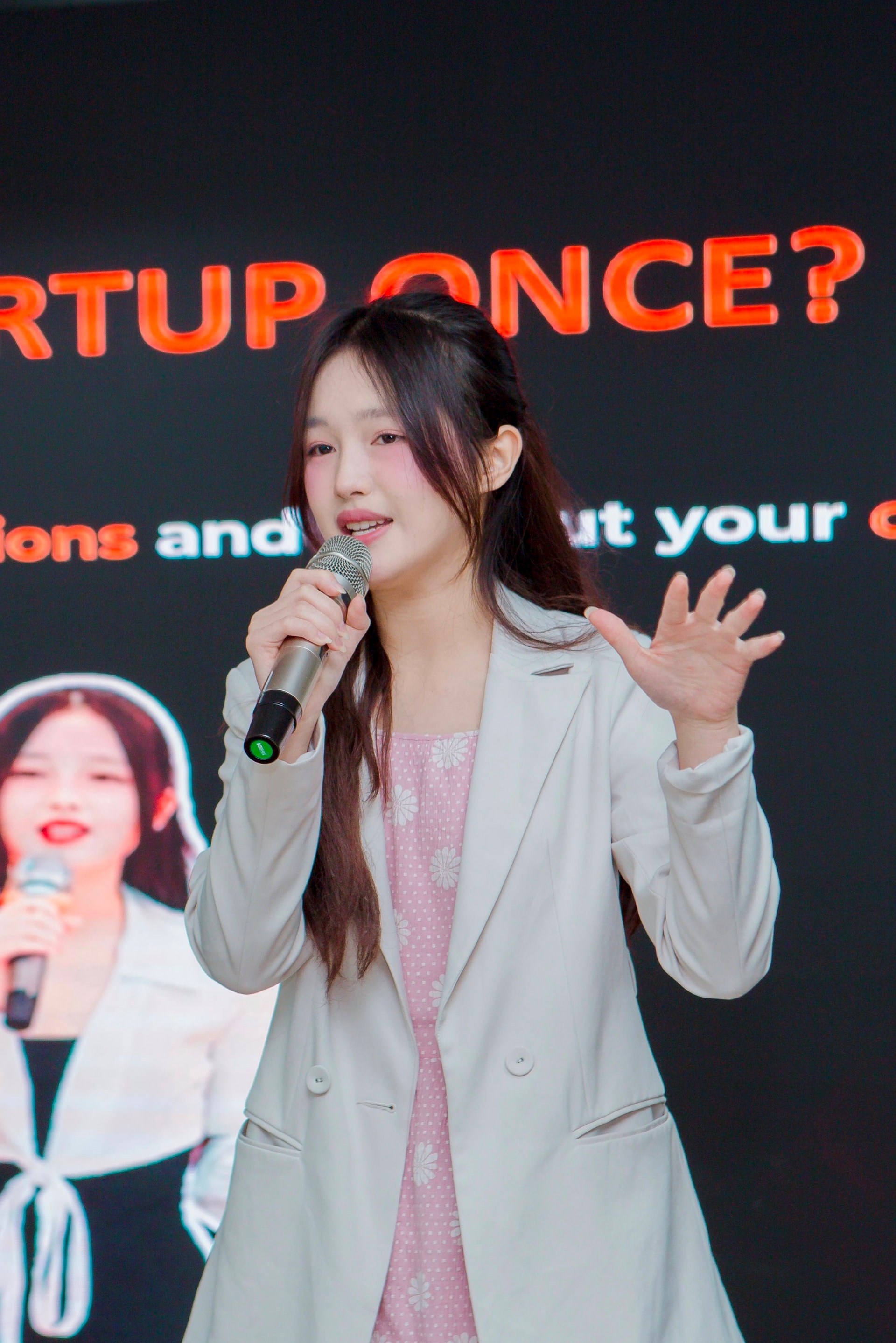 Nữ sinh 2004 từ làng quê giành học bổng quốc tế và khẳng định bản lĩnh tuổi trẻ - Ảnh 3. Nữ sinh 2004 từ làng quê giành học bổng quốc tế và khẳng định bản lĩnh tuổi trẻ - Ảnh 3.