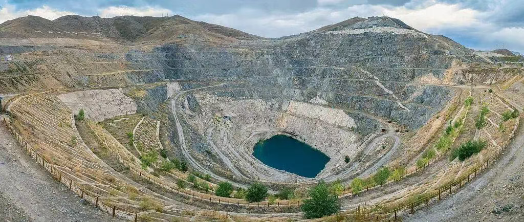 Phát hiện mỏ vàng Liêu Đông 1 . 400 Tấn sâu 1 . 250 M , Chính quyền phong tỏa khu vực - Ảnh 3. Phát hiện mỏ vàng Liêu Đông 1 . 400 Tấn sâu 1 . 250 M , Chính quyền phong tỏa khu vực - Ảnh 3.