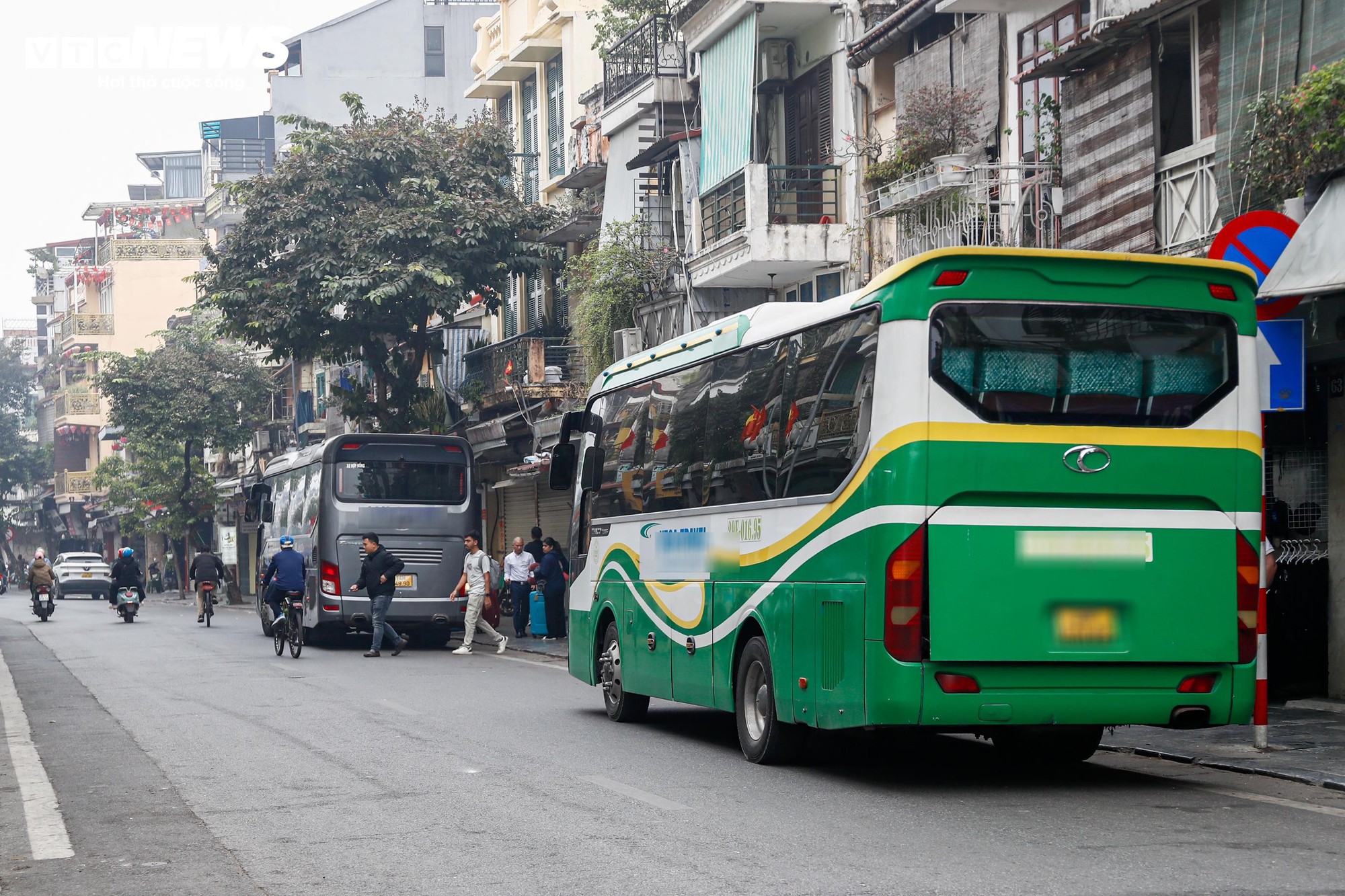 CSGT xử lý xe khách du lịch dừng đỗ tùy tiện tại phố cổ Hà Nội - Ảnh 14. CSGT xử lý xe khách du lịch dừng đỗ tùy tiện tại phố cổ Hà Nội - Ảnh 14.