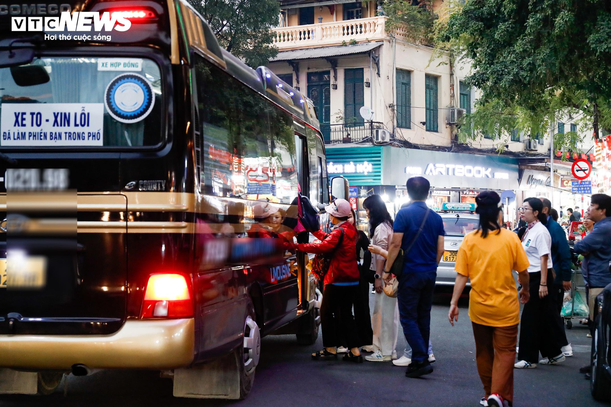 CSGT xử lý xe khách du lịch dừng đỗ tùy tiện tại phố cổ Hà Nội - Ảnh 12. CSGT xử lý xe khách du lịch dừng đỗ tùy tiện tại phố cổ Hà Nội - Ảnh 12.