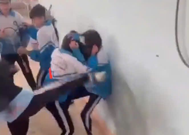 Nữ sinh lớp 7 bị đánh hội đồng cần được hỗ trợ tâm lý để trở lại lớp học - Ảnh 2. Nữ sinh lớp 7 bị đánh hội đồng cần được hỗ trợ tâm lý để trở lại lớp học - Ảnh 2.