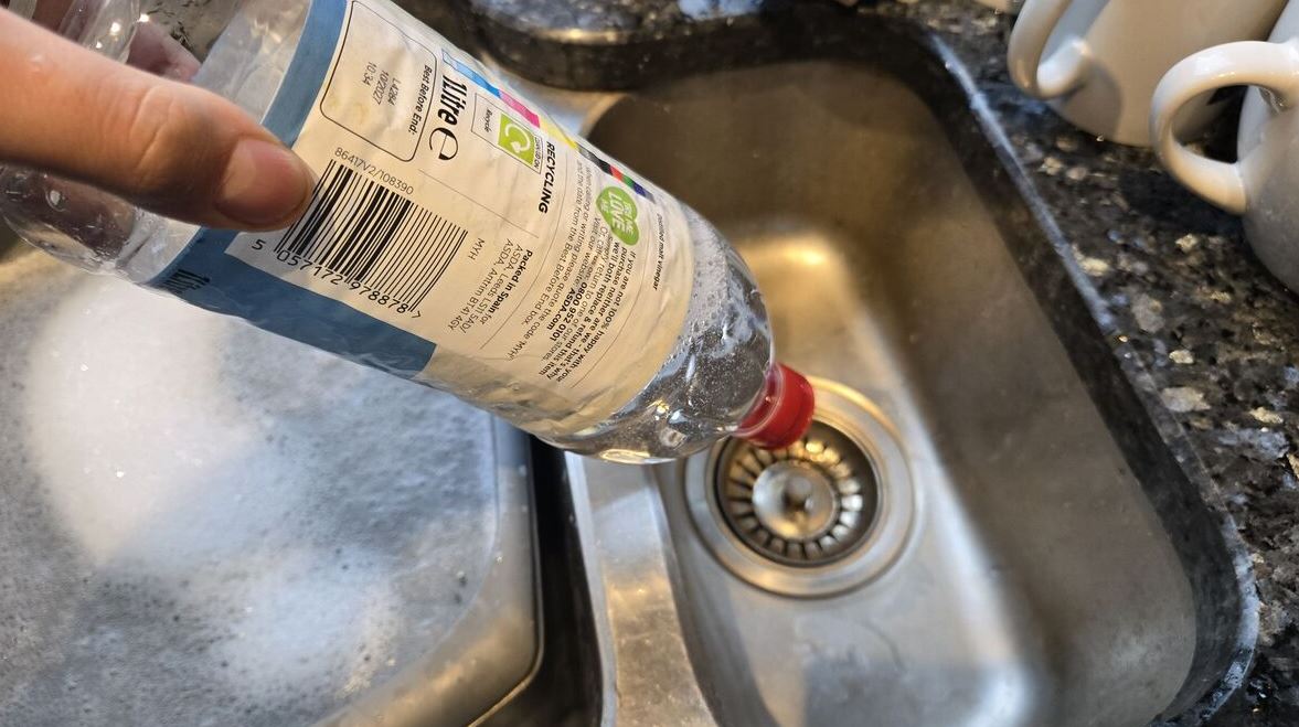 Tác dụng của giấm trong việc thông cống và bảo trì hệ thống thoát nước hiệu quả - Ảnh 1. Tác dụng của giấm trong việc thông cống và bảo trì hệ thống thoát nước hiệu quả - Ảnh 1.