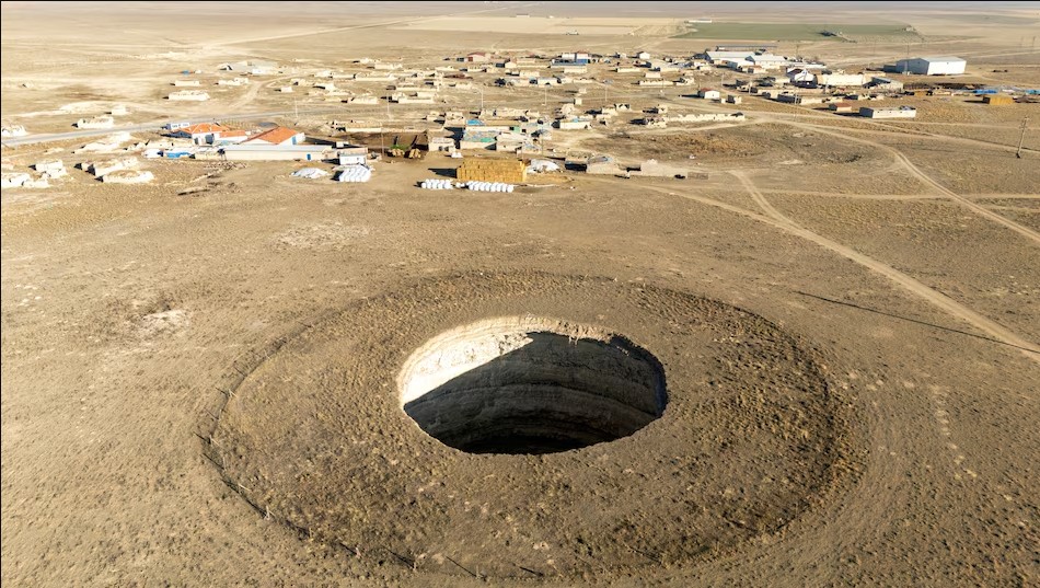 Hố tử thần bất ngờ xuất hiện Tại vùng Konya khiến nông dân lo lắng về tương lai - Ảnh 3. Hố tử thần bất ngờ xuất hiện Tại vùng Konya khiến nông dân lo lắng về tương lai - Ảnh 3.