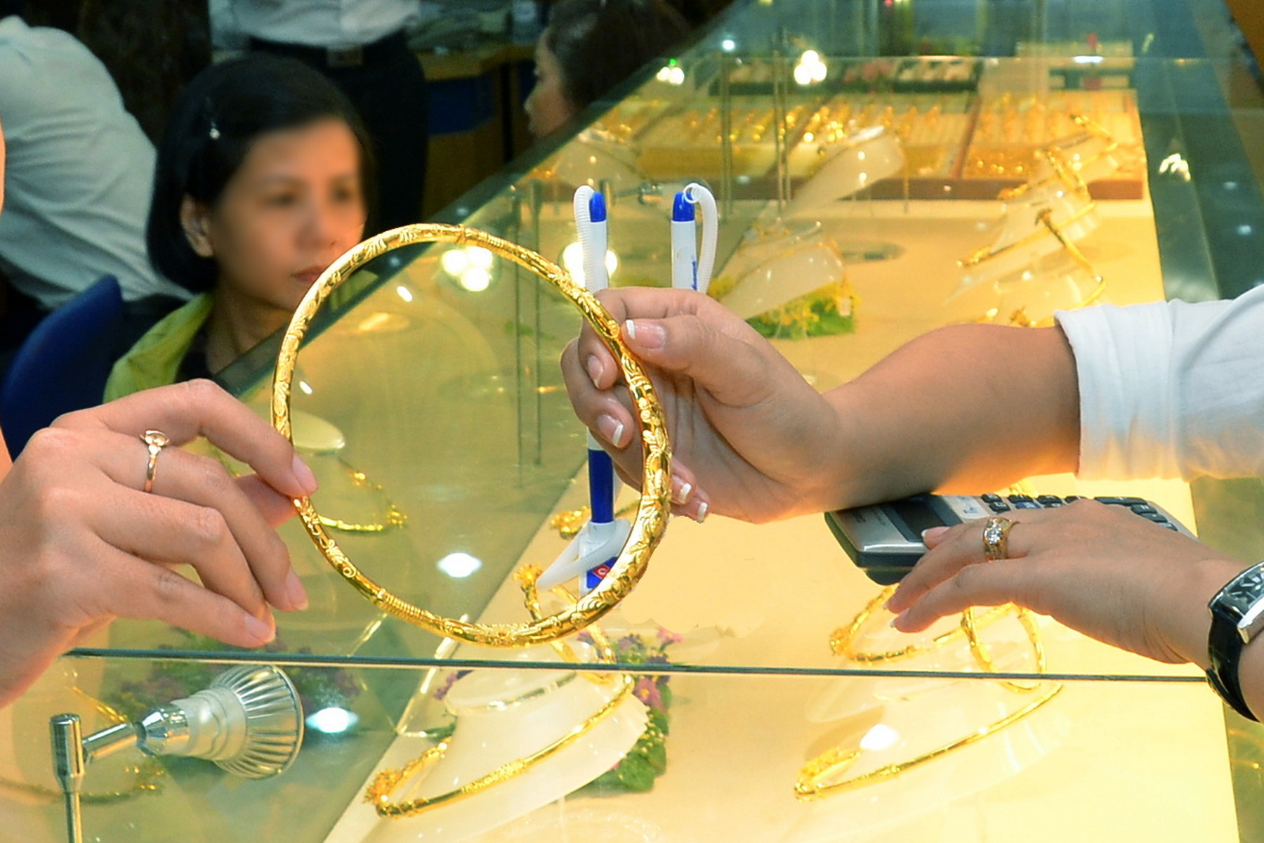 Giá vàng SJC giảm mạnh 5 , 5 triệu đồng / lượng ngày 30 - 12 theo xu hướng thị trường thế giới - Ảnh 2. Giá vàng SJC giảm mạnh 5 , 5 triệu đồng / lượng ngày 30 - 12 theo xu hướng thị trường thế giới - Ảnh 2.