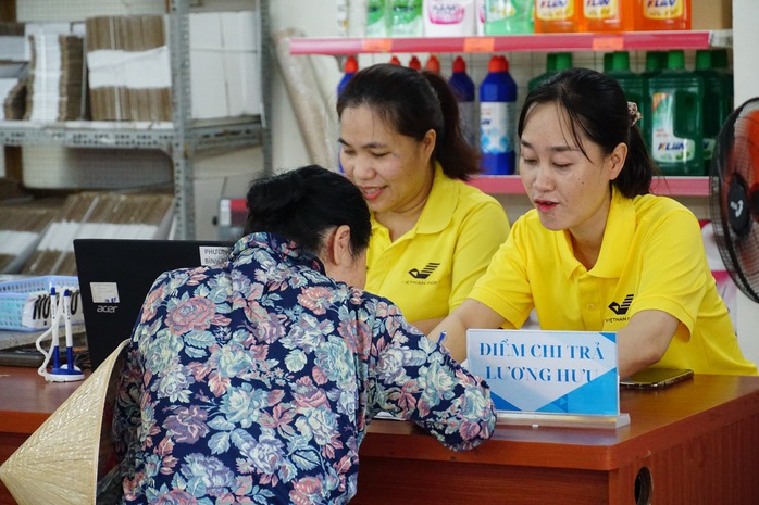 Người dân ở TPHCM nhận lương hưu, trợ cấp BHXH tháng 1-2026 vào ngày nào? - Ảnh 1.