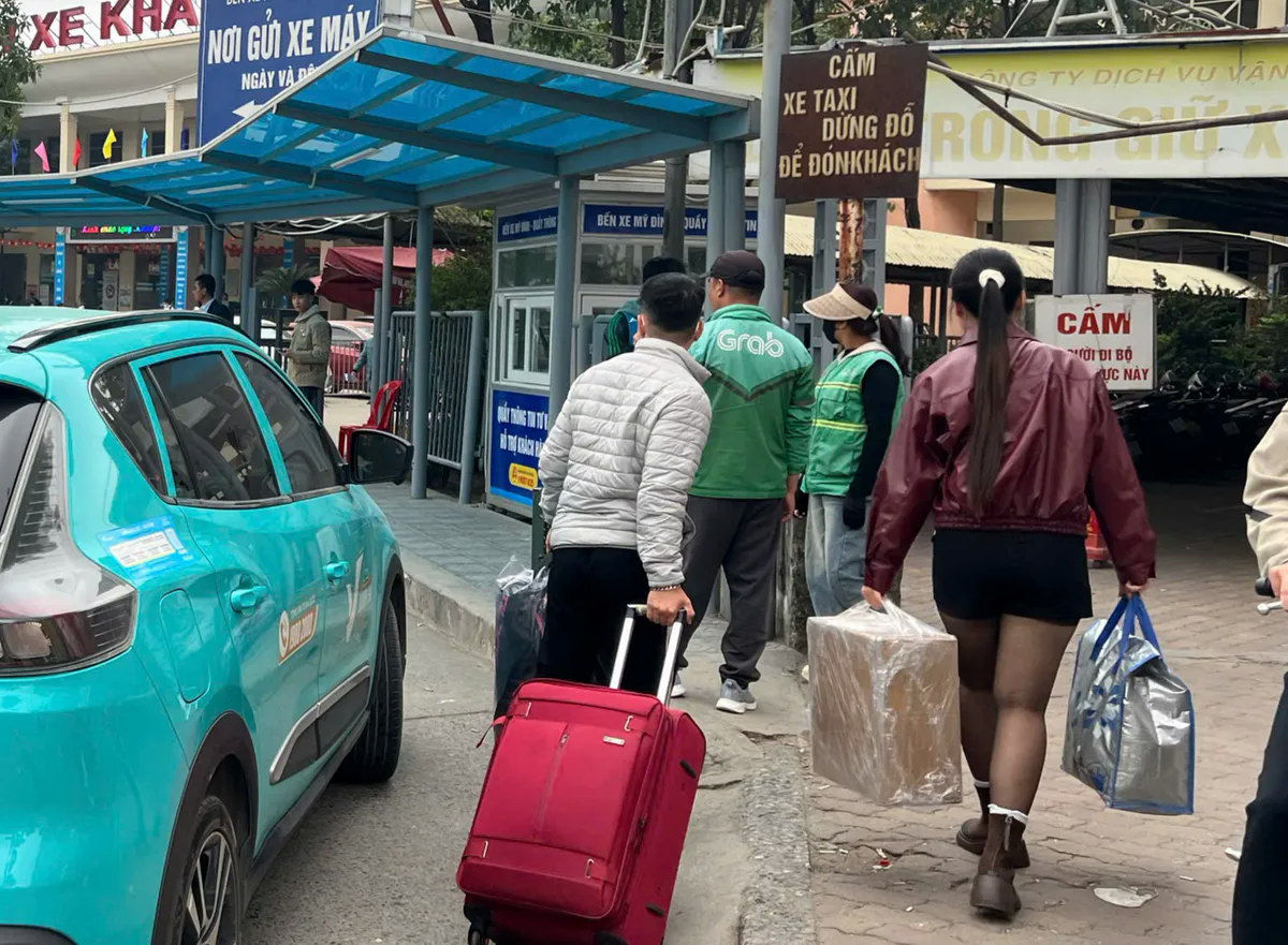 Người dân hối hả rời Thủ đô về quê nghỉ Tết Dương lịch 2026 - Ảnh 2.