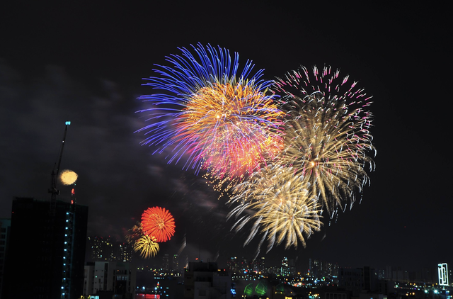 Những địa điểm xem pháo hoa tối nay, view đẹp và hoàn toàn miễn phí!- Ảnh 1. Những địa điểm xem pháo hoa tối nay, view đẹp và hoàn toàn miễn phí!- Ảnh 1.