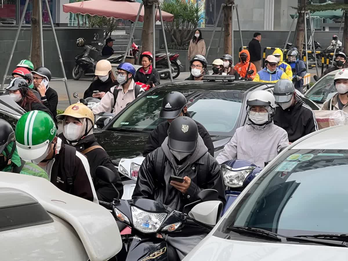 Người dân hối hả rời Thủ đô về quê nghỉ Tết Dương lịch 2026 - Ảnh 1.