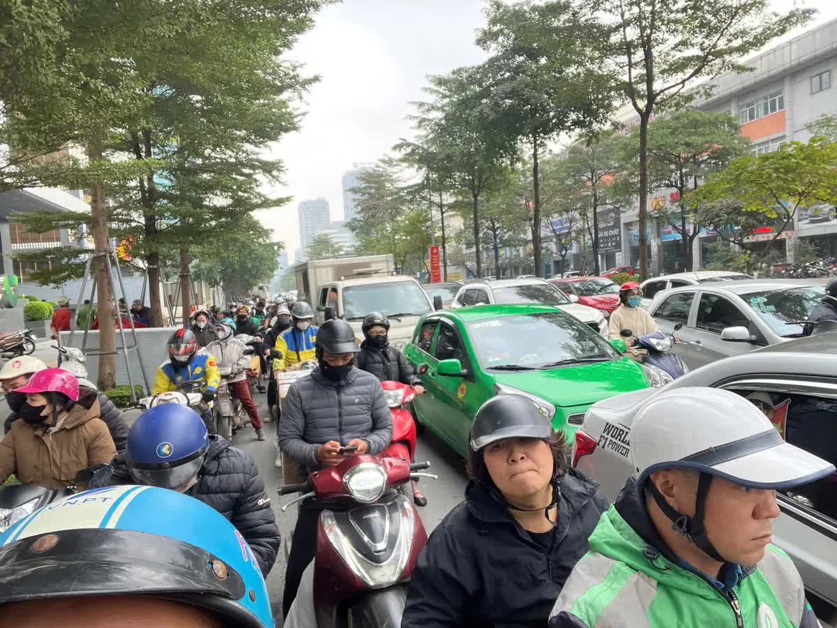 Người dân hối hả rời Thủ đô về quê nghỉ Tết Dương lịch 2026 - Ảnh 9.