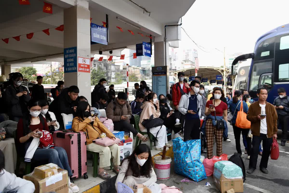 Người dân hối hả rời Thủ đô về quê nghỉ Tết Dương lịch 2026 - Ảnh 4.