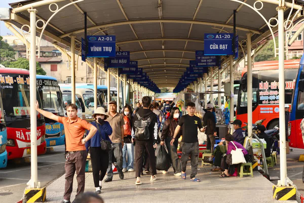 Người dân hối hả rời Thủ đô về quê nghỉ Tết Dương lịch 2026 - Ảnh 3.