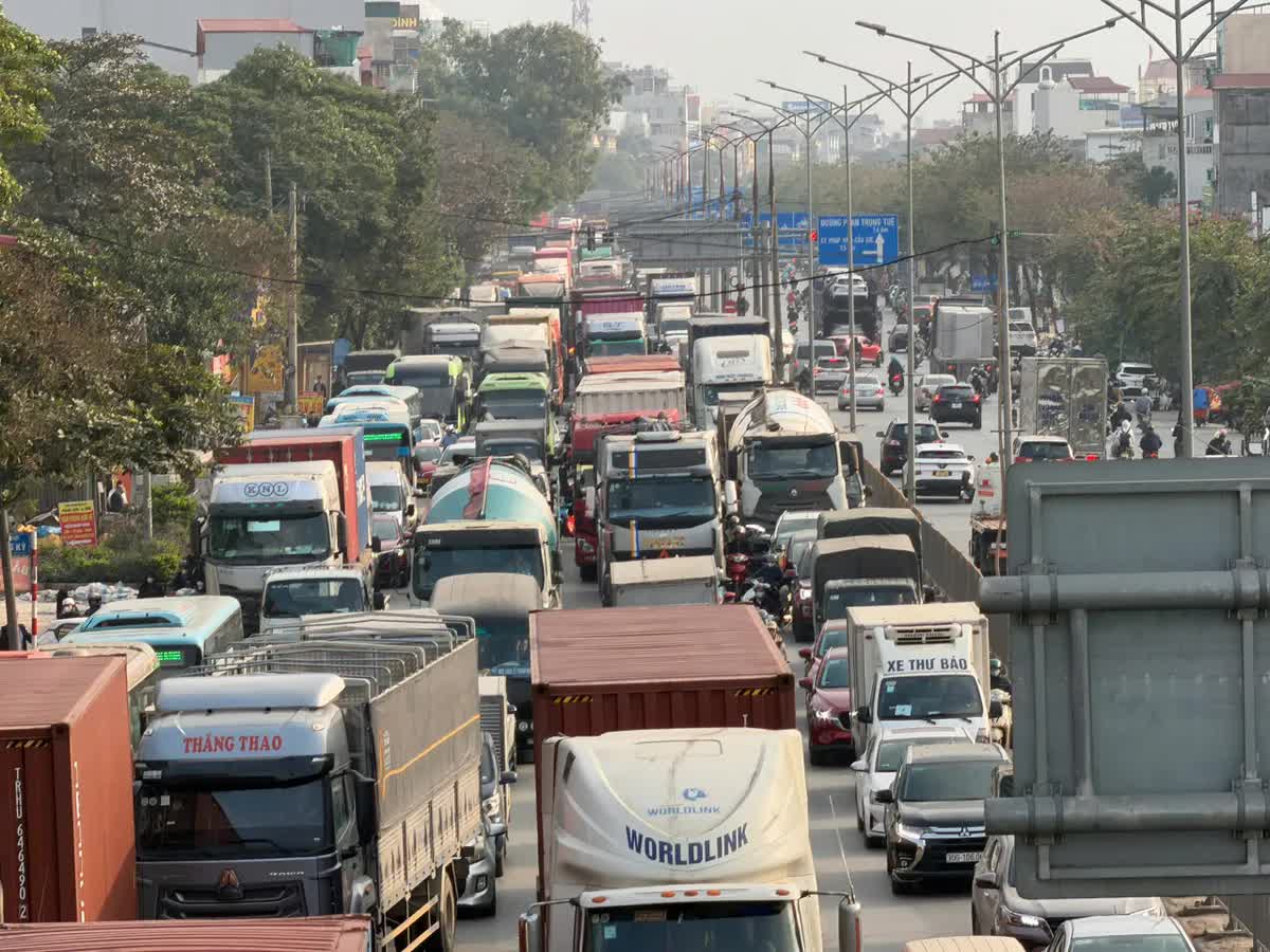 Người dân hối hả rời Thủ đô về quê nghỉ Tết Dương lịch 2026 - Ảnh 6.