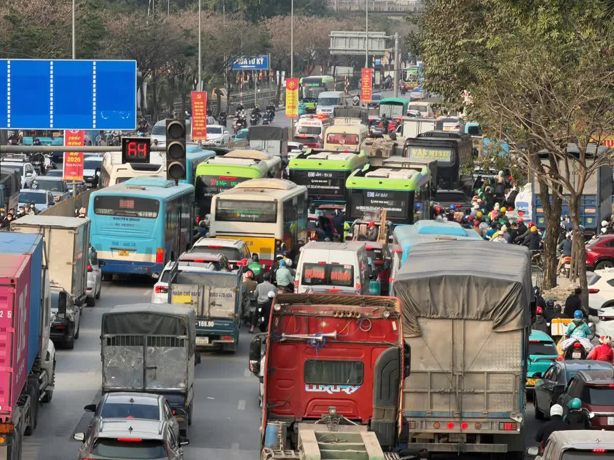 Người dân hối hả rời Thủ đô về quê nghỉ Tết Dương lịch 2026 - Ảnh 10.