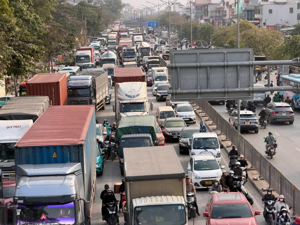 Người dân hối hả rời Thủ đô về quê nghỉ Tết Dương lịch 2026 - Ảnh 7.