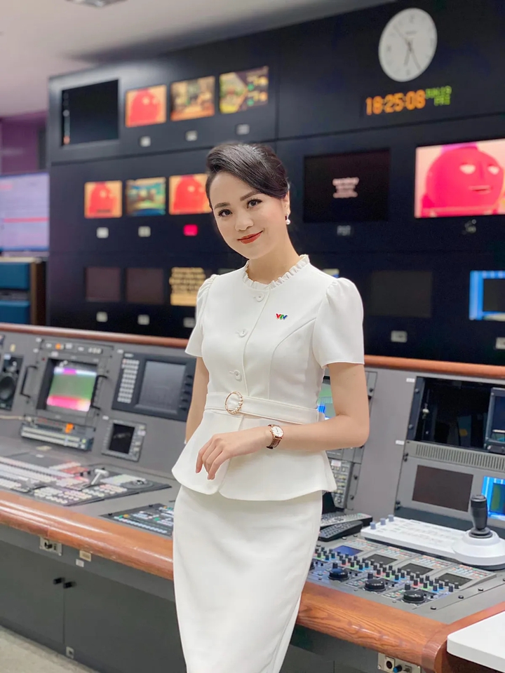 Ngọc Bích từ cô gái thời tiết đến BTV dẫn Thời sự 19h của VTV - Ảnh 3.