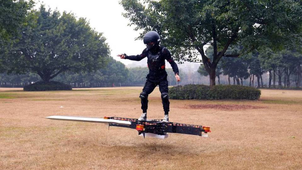 Chàng trai 9X biến giấc mơ ngự kiếm phi hành thành hiện thực với công nghệ độc đáo - Ảnh 2. Chàng trai 9X biến giấc mơ ngự kiếm phi hành thành hiện thực với công nghệ độc đáo - Ảnh 2.