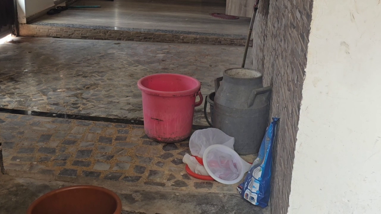 Triệt phá đường dây sản xuất sữa giả tại Ấn Độ: Hơn 200 lít bị thu giữ - Ảnh 2. Triệt phá đường dây sản xuất sữa giả tại Ấn Độ: Hơn 200 lít bị thu giữ - Ảnh 2.