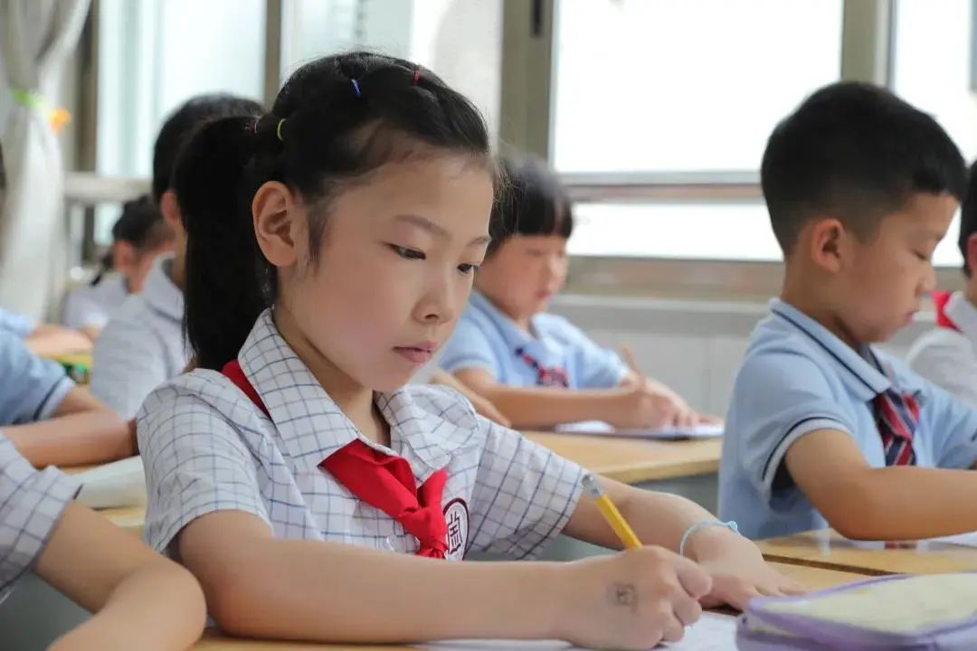 Phụ huynh TP . HCM tranh luận về hoạt động trường học và giá trị nghề giáo - Ảnh 2. Phụ huynh TP . HCM tranh luận về hoạt động trường học và giá trị nghề giáo - Ảnh 2.