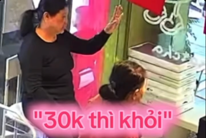 Clip 2 phụ nữ kêu gọi ủng hộ miền Trung gây Xôn xao trên mạng xã hội - Ảnh 1. Clip 2 phụ nữ kêu gọi ủng hộ miền Trung gây Xôn xao trên mạng xã hội - Ảnh 1.