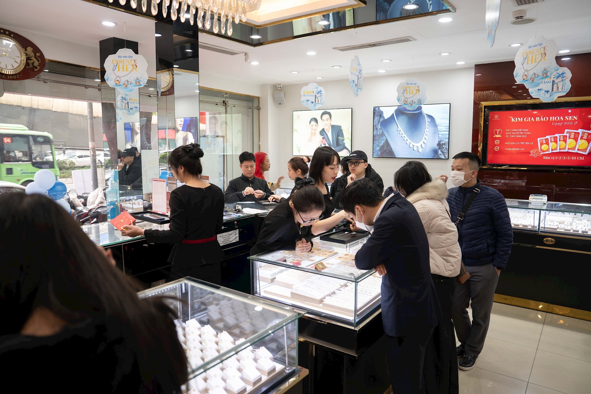 Giá vàng hôm nay diễn biến bất ngờ , nhà đầu tư chờ tín hiệu quan trọng - Ảnh 3. Giá vàng hôm nay diễn biến bất ngờ , nhà đầu tư chờ tín hiệu quan trọng - Ảnh 3.