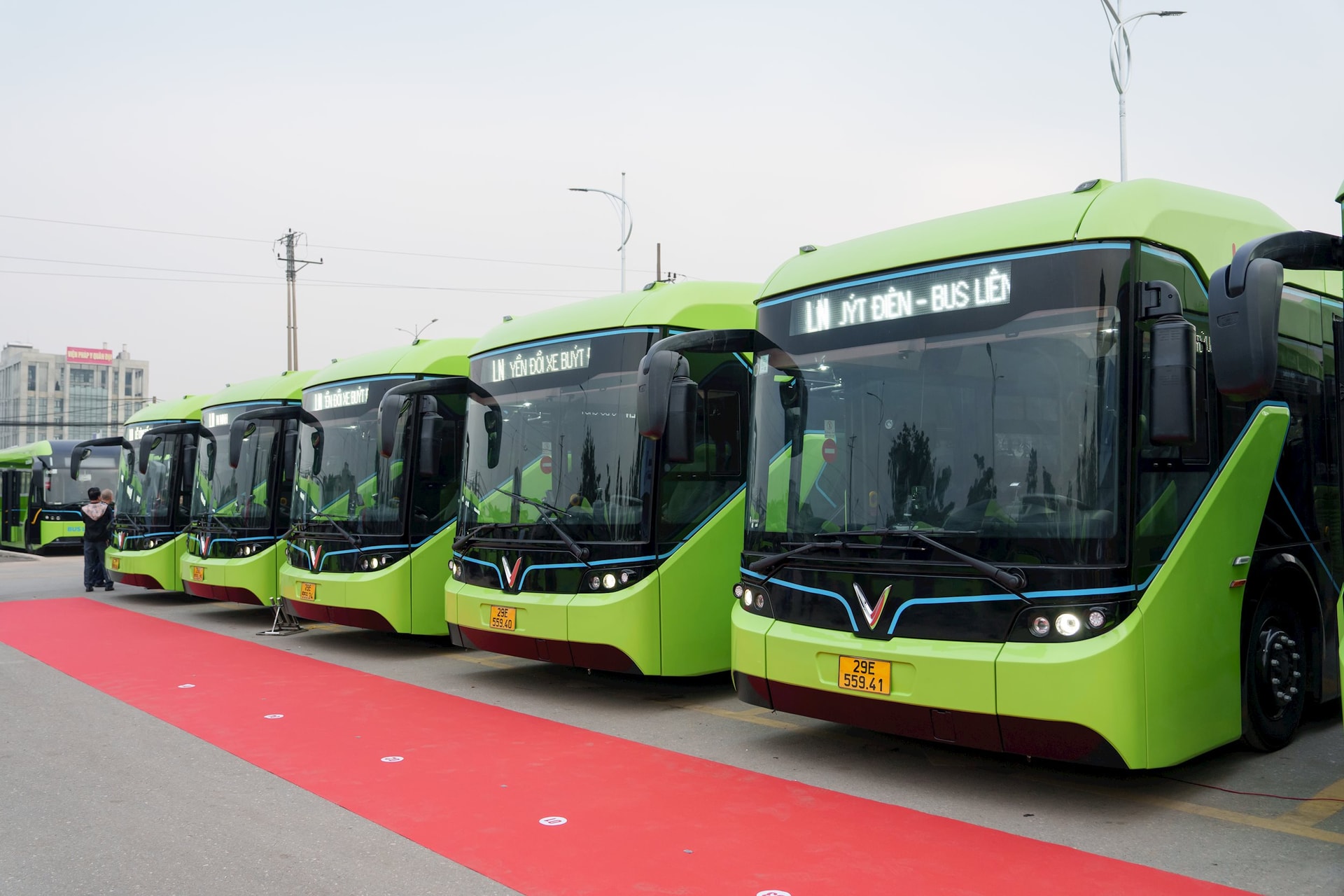 Tỷ phú Phạm Nhật Vượng bán 111 xe buýt điện , thúc đẩy giao thông công cộng xanh - Ảnh 1. Tỷ phú Phạm Nhật Vượng bán 111 xe buýt điện , thúc đẩy giao thông công cộng xanh - Ảnh 1.