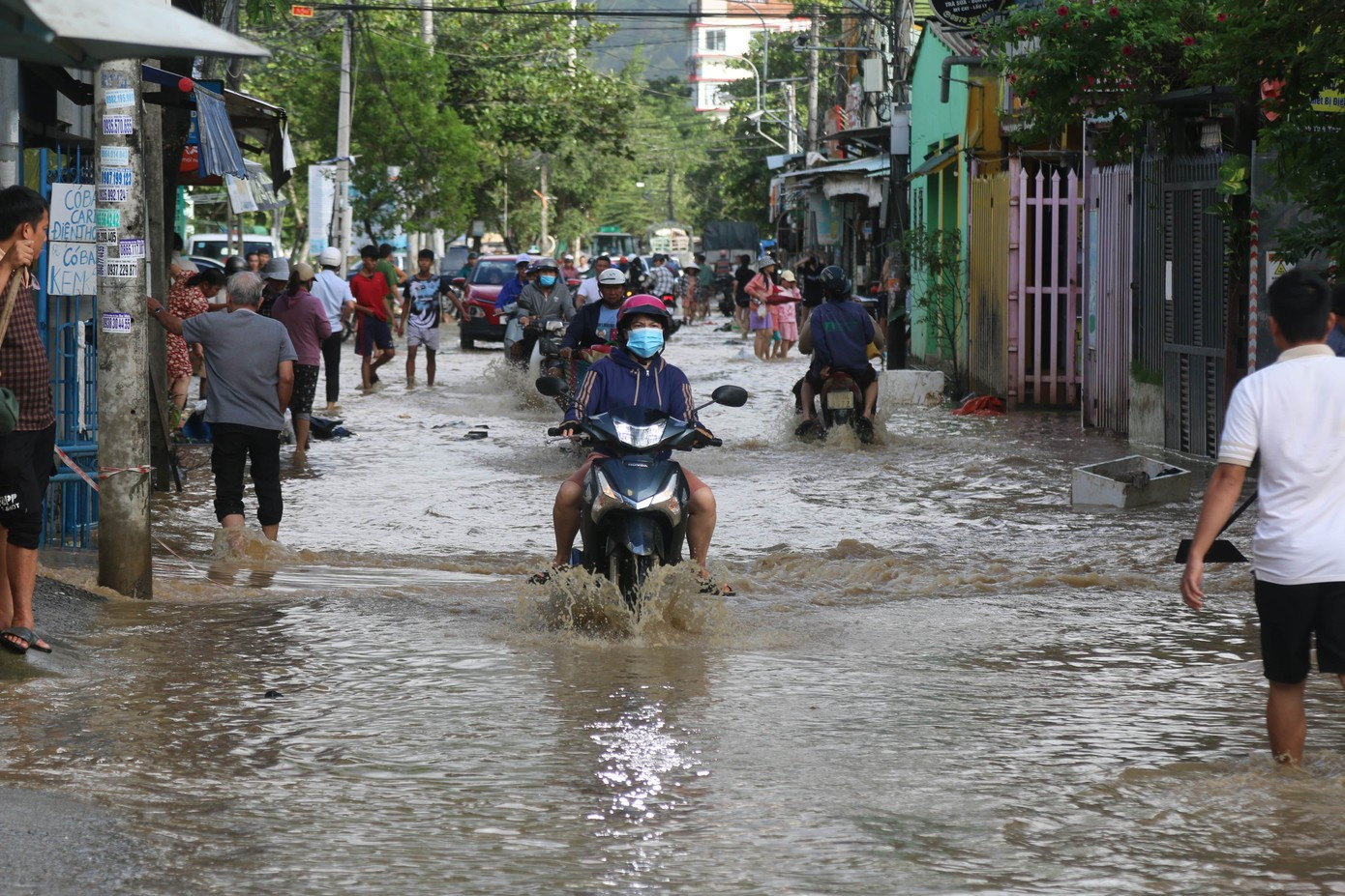 Khánh hòa cảnh báo ngập lụt sâu hơn 3m , yêu cầu sơ tán khẩn cấp dân - Ảnh 1. Khánh hòa cảnh báo ngập lụt sâu hơn 3m , yêu cầu sơ tán khẩn cấp dân - Ảnh 1.