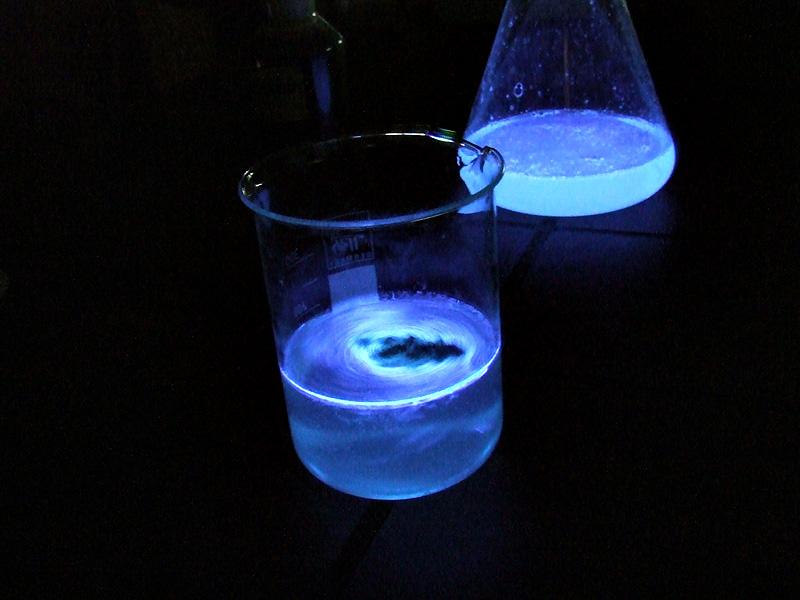 Luminol - công cụ phát hiện vết máu giúp phá án hiệu quả - Ảnh 1. Luminol - công cụ phát hiện vết máu giúp phá án hiệu quả - Ảnh 1.