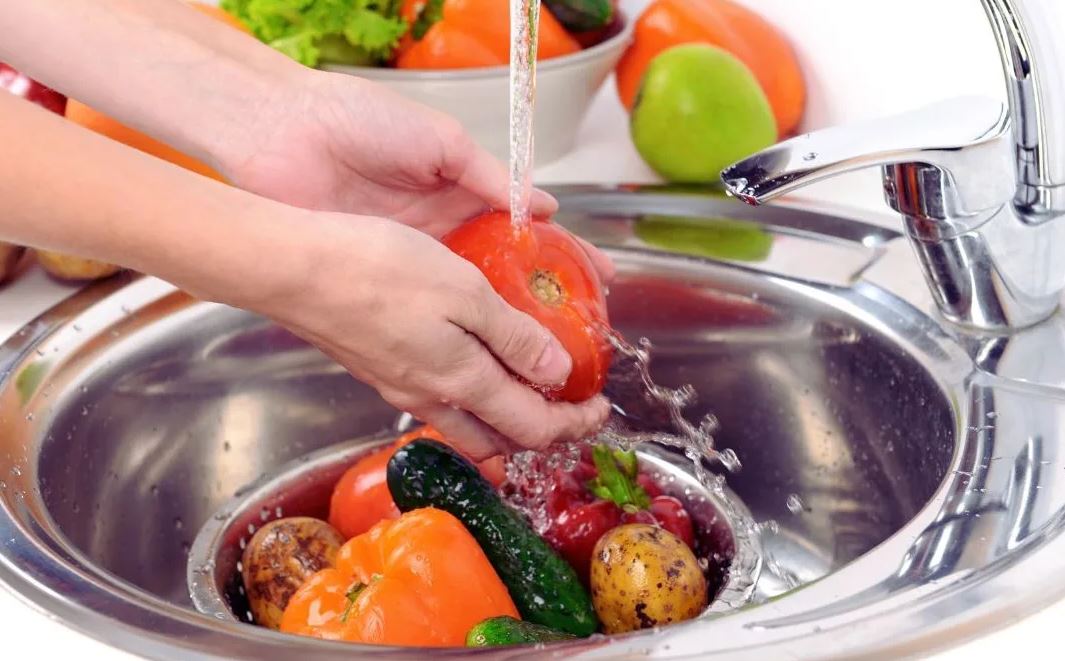 3 Cách rửa sạch thuốc trừ sâu hiệu quả nhất cho rau quả an toàn sức khỏe - Ảnh 1. 3 Cách rửa sạch thuốc trừ sâu hiệu quả nhất cho rau quả an toàn sức khỏe - Ảnh 1.