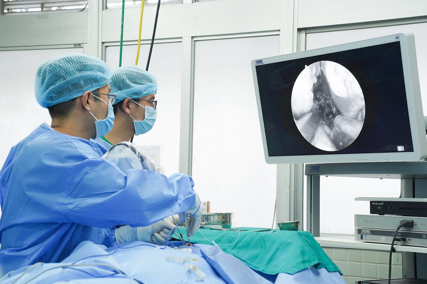 Triệu chứng đau đầu và mờ mắt 10 năm do khối u tuyến yên khổng lồ - Ảnh 1.