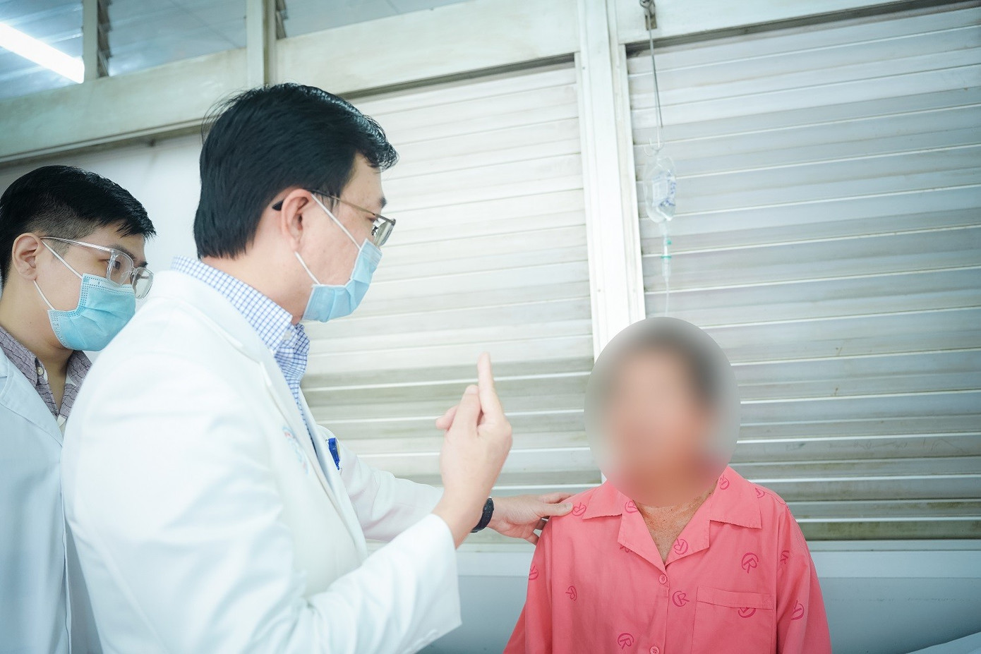 Triệu chứng đau đầu và mờ mắt 10 năm do khối u tuyến yên khổng lồ - Ảnh 2.