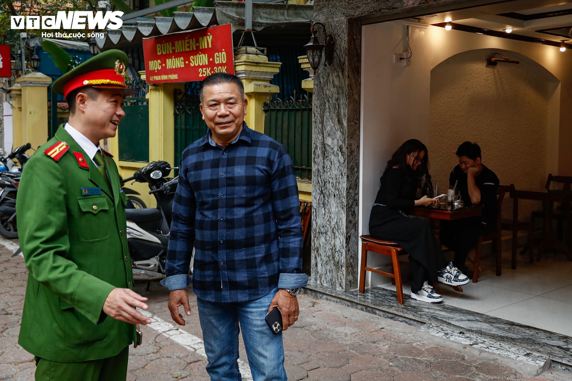 Tuyến phố Phan Đình Phùng ở Hà Nội thông thoáng lạ thường sau khi lập lại trật tự vỉa hè - Ảnh 10. Tuyến phố Phan Đình Phùng ở Hà Nội thông thoáng lạ thường sau khi lập lại trật tự vỉa hè - Ảnh 10.