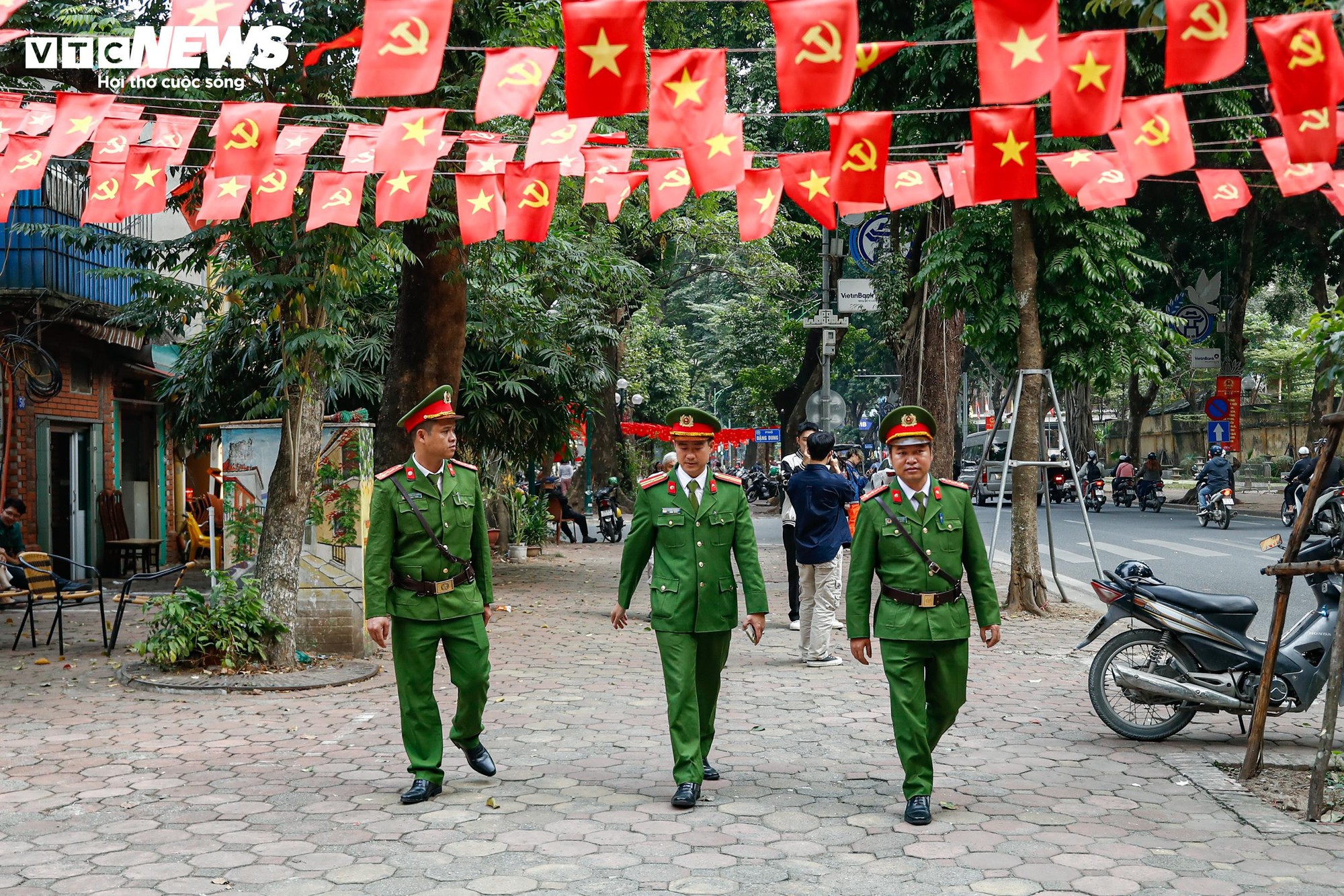 Tuyến phố Phan Đình Phùng ở Hà Nội thông thoáng lạ thường sau khi lập lại trật tự vỉa hè - Ảnh 9. Tuyến phố Phan Đình Phùng ở Hà Nội thông thoáng lạ thường sau khi lập lại trật tự vỉa hè - Ảnh 9.