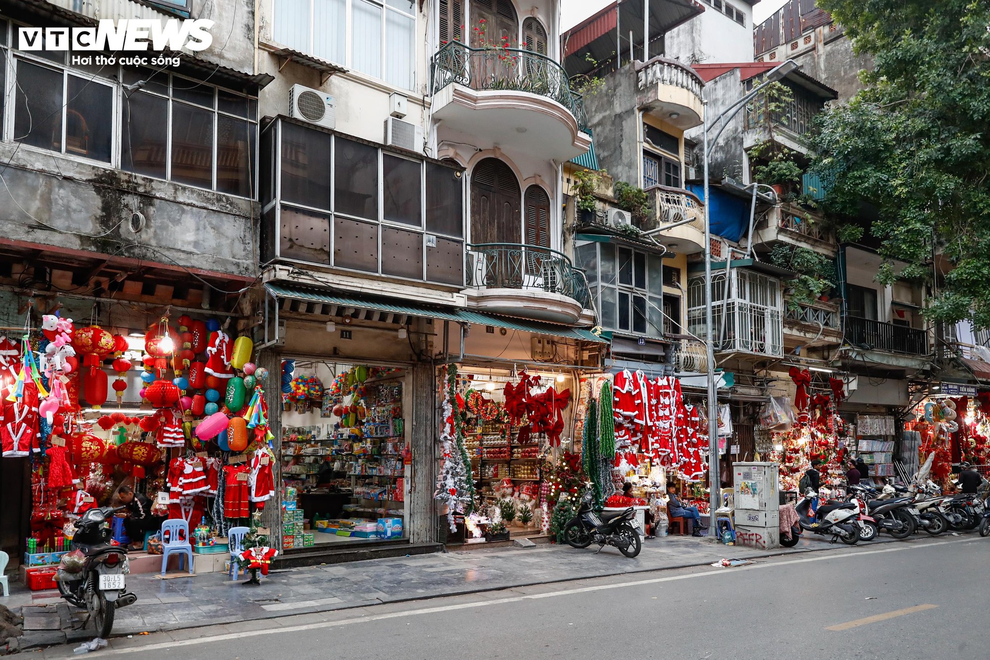 Tuyến phố Phan Đình Phùng ở Hà Nội thông thoáng lạ thường sau khi lập lại trật tự vỉa hè - Ảnh 19. Tuyến phố Phan Đình Phùng ở Hà Nội thông thoáng lạ thường sau khi lập lại trật tự vỉa hè - Ảnh 19.