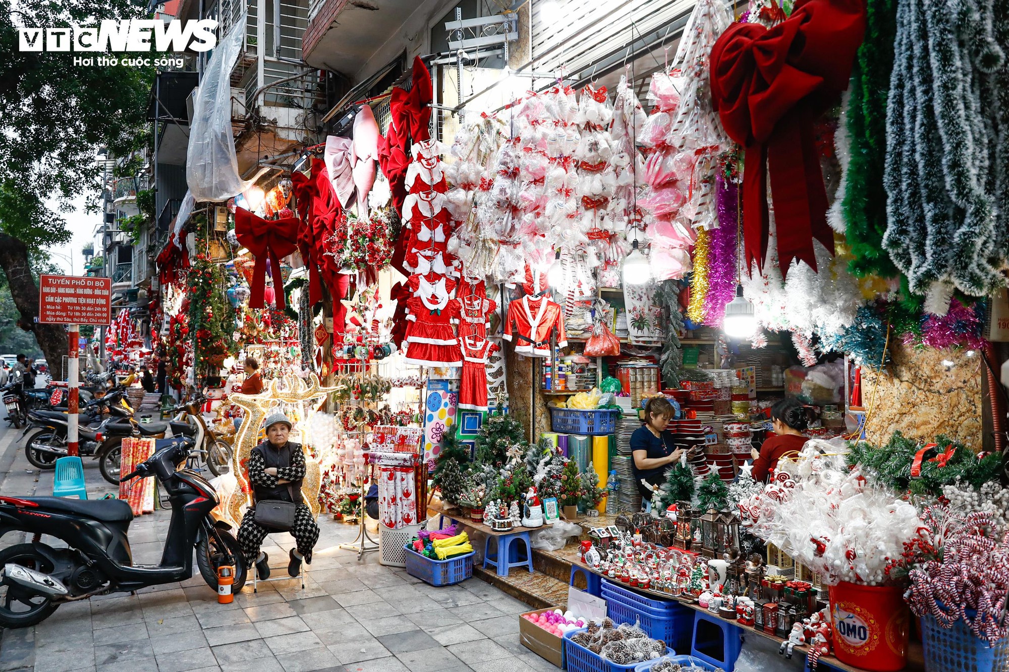 Tuyến phố Phan Đình Phùng ở Hà Nội thông thoáng lạ thường sau khi lập lại trật tự vỉa hè - Ảnh 12. Tuyến phố Phan Đình Phùng ở Hà Nội thông thoáng lạ thường sau khi lập lại trật tự vỉa hè - Ảnh 12.