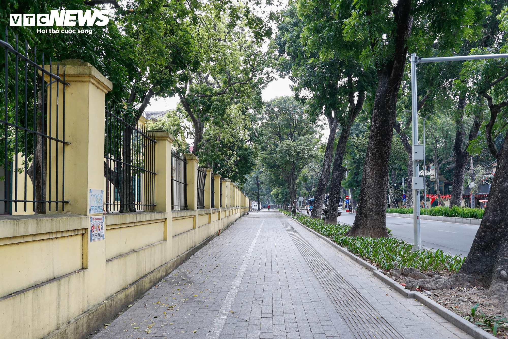 Tuyến phố Phan Đình Phùng ở Hà Nội thông thoáng lạ thường sau khi lập lại trật tự vỉa hè - Ảnh 6. Tuyến phố Phan Đình Phùng ở Hà Nội thông thoáng lạ thường sau khi lập lại trật tự vỉa hè - Ảnh 6.