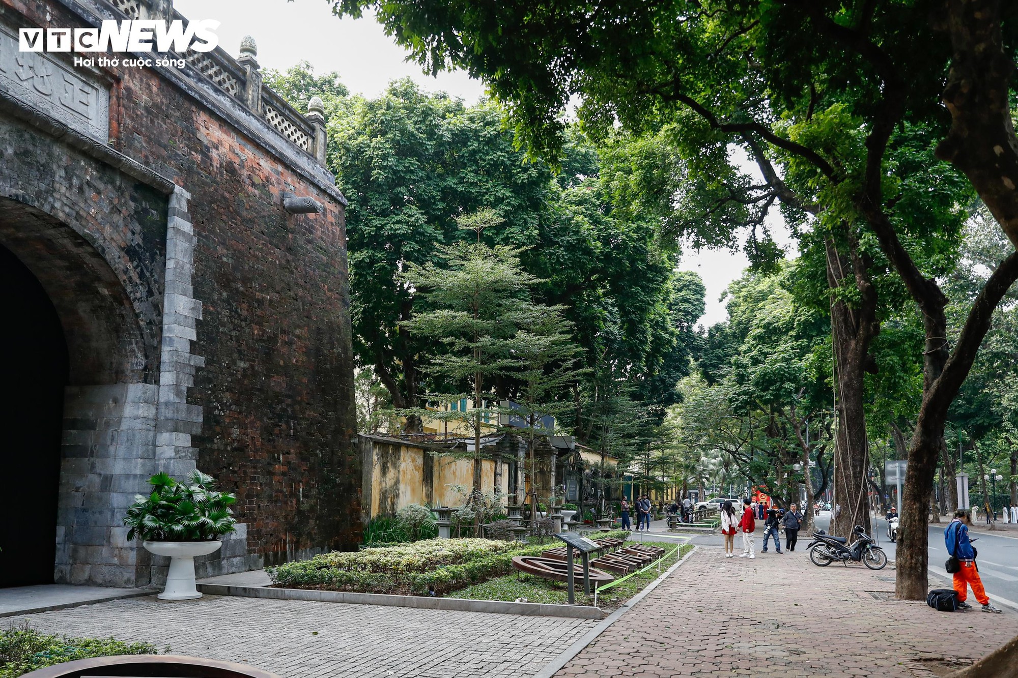 Tuyến phố Phan Đình Phùng ở Hà Nội thông thoáng lạ thường sau khi lập lại trật tự vỉa hè - Ảnh 2. Tuyến phố Phan Đình Phùng ở Hà Nội thông thoáng lạ thường sau khi lập lại trật tự vỉa hè - Ảnh 2.