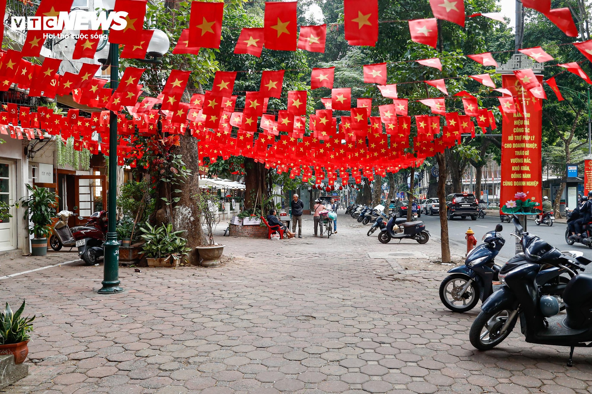 Tuyến phố Phan Đình Phùng ở Hà Nội thông thoáng lạ thường sau khi lập lại trật tự vỉa hè - Ảnh 7. Tuyến phố Phan Đình Phùng ở Hà Nội thông thoáng lạ thường sau khi lập lại trật tự vỉa hè - Ảnh 7.